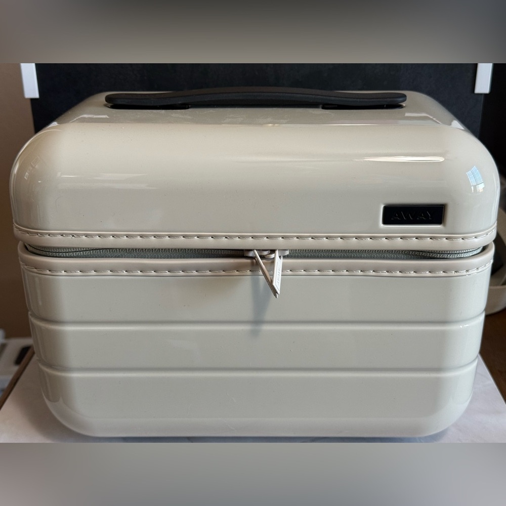 AWAY The Train Case in Salt White (Gloss)-NWT-No box, dust cover only. - Picture 6 of 12